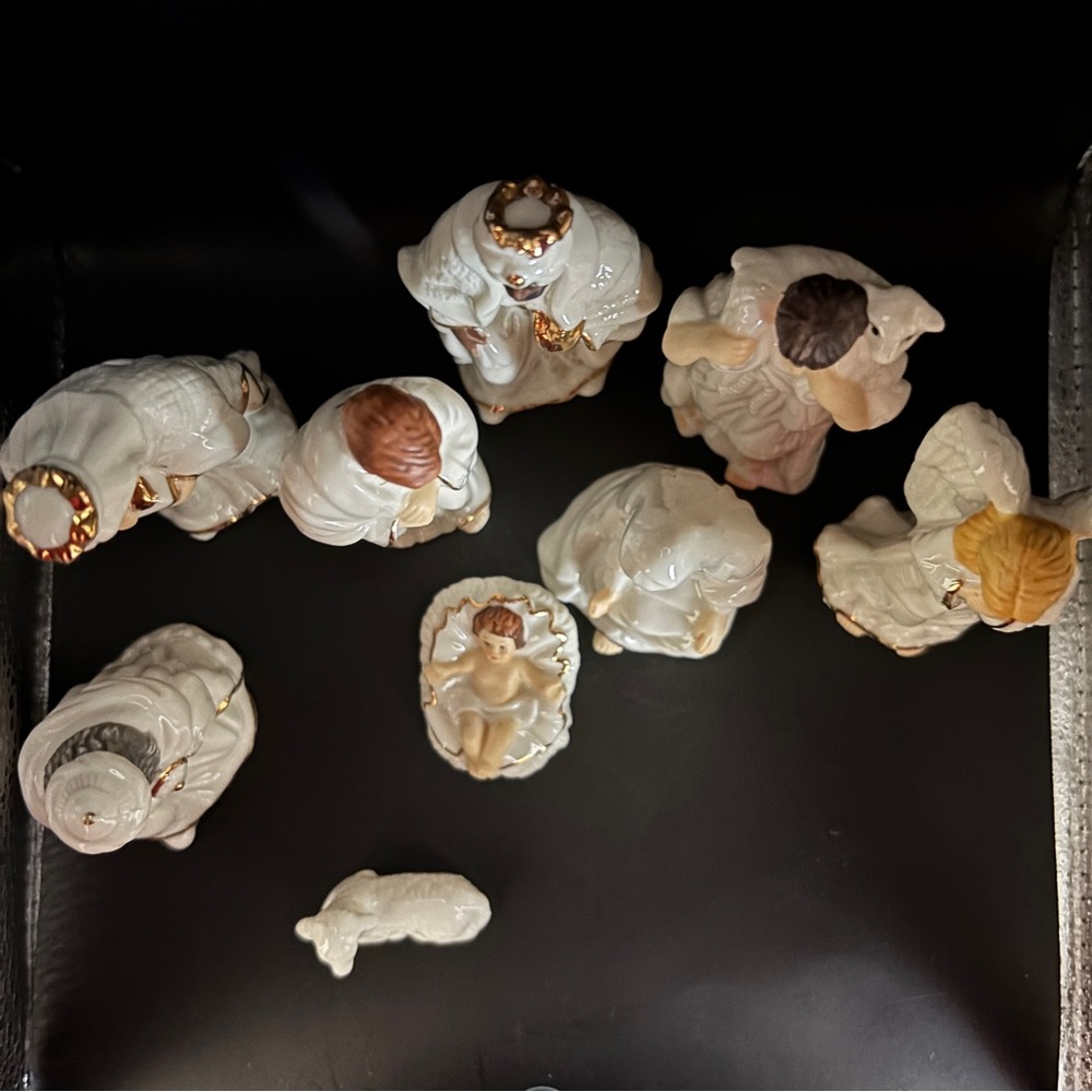 Galleria Fine Porcelain Nativity  9 Pc Set Figurine - Picture 9 of 13